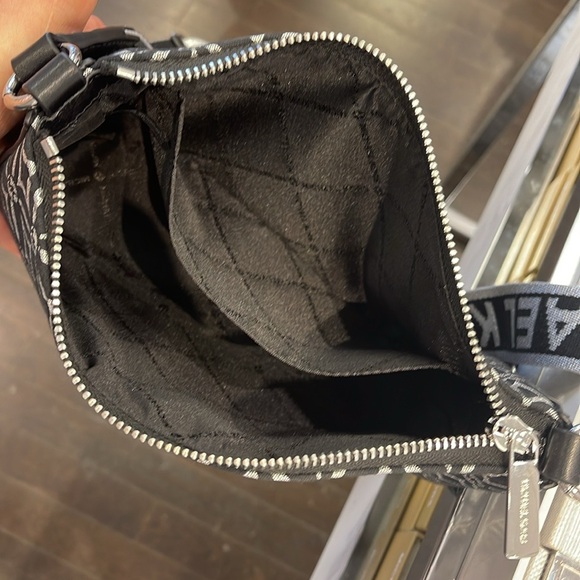 MICHAEL KORS Jet Set Travel Small Logo Jacquard Crossbody With Tech Attach - Blk - Picture 12 of 16